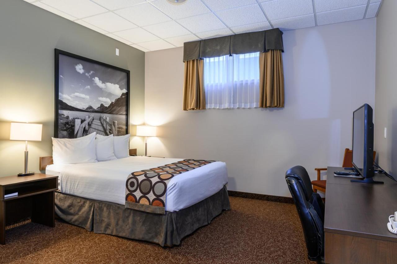 Super 8 By Wyndham Cochrane Hotel Exterior foto