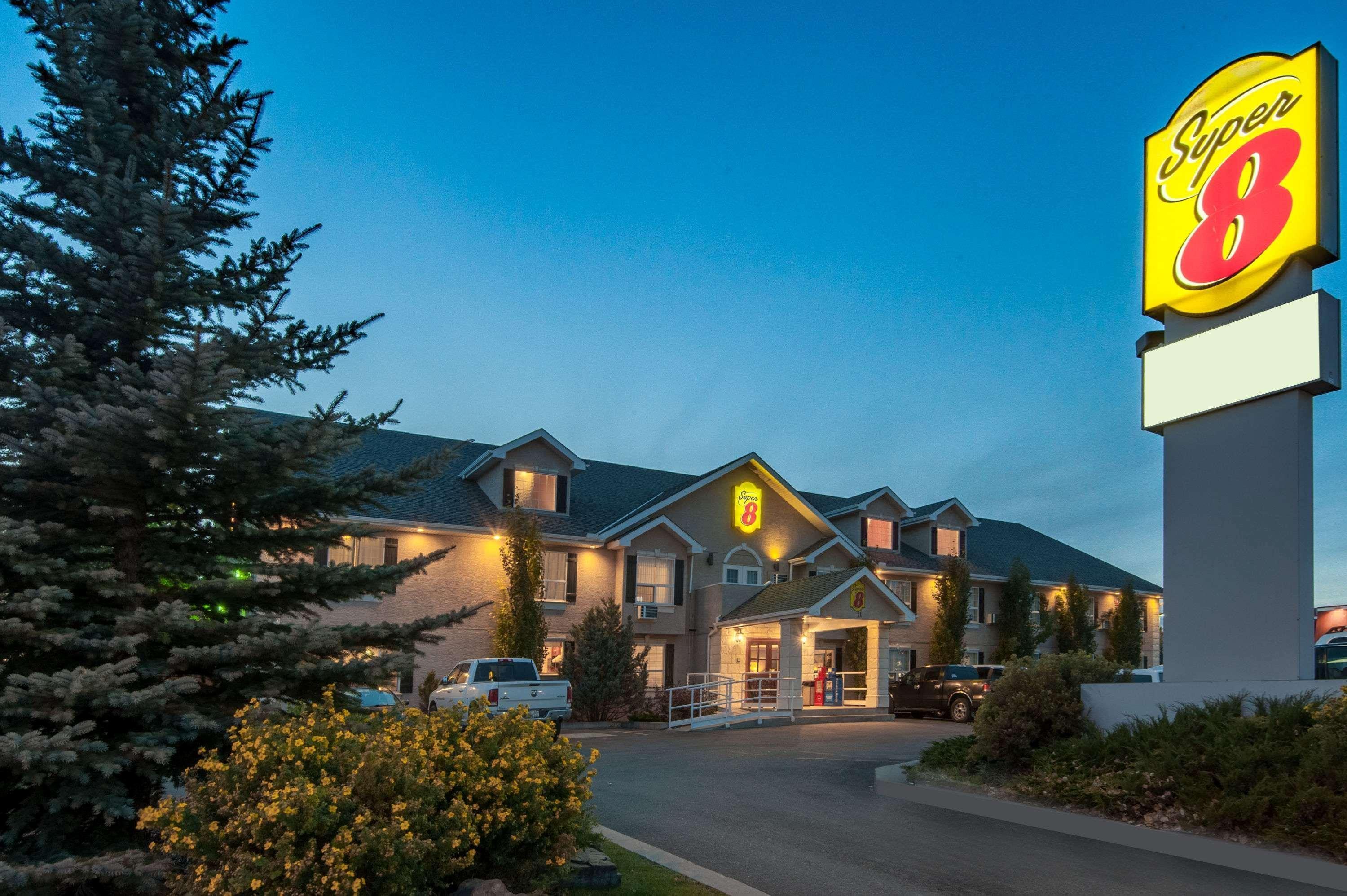 Super 8 By Wyndham Cochrane Hotel Exterior foto
