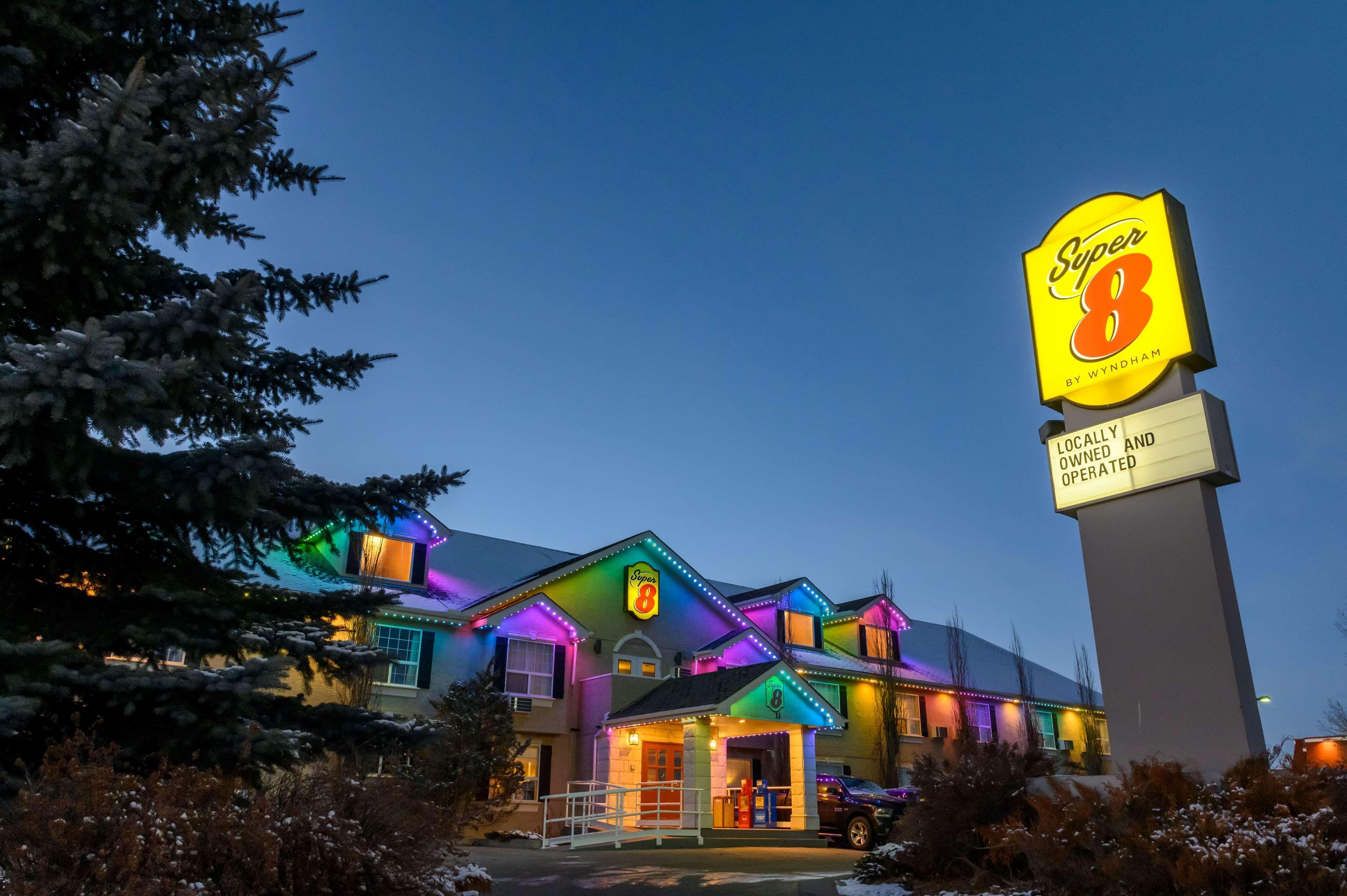 Super 8 By Wyndham Cochrane Hotel Exterior foto