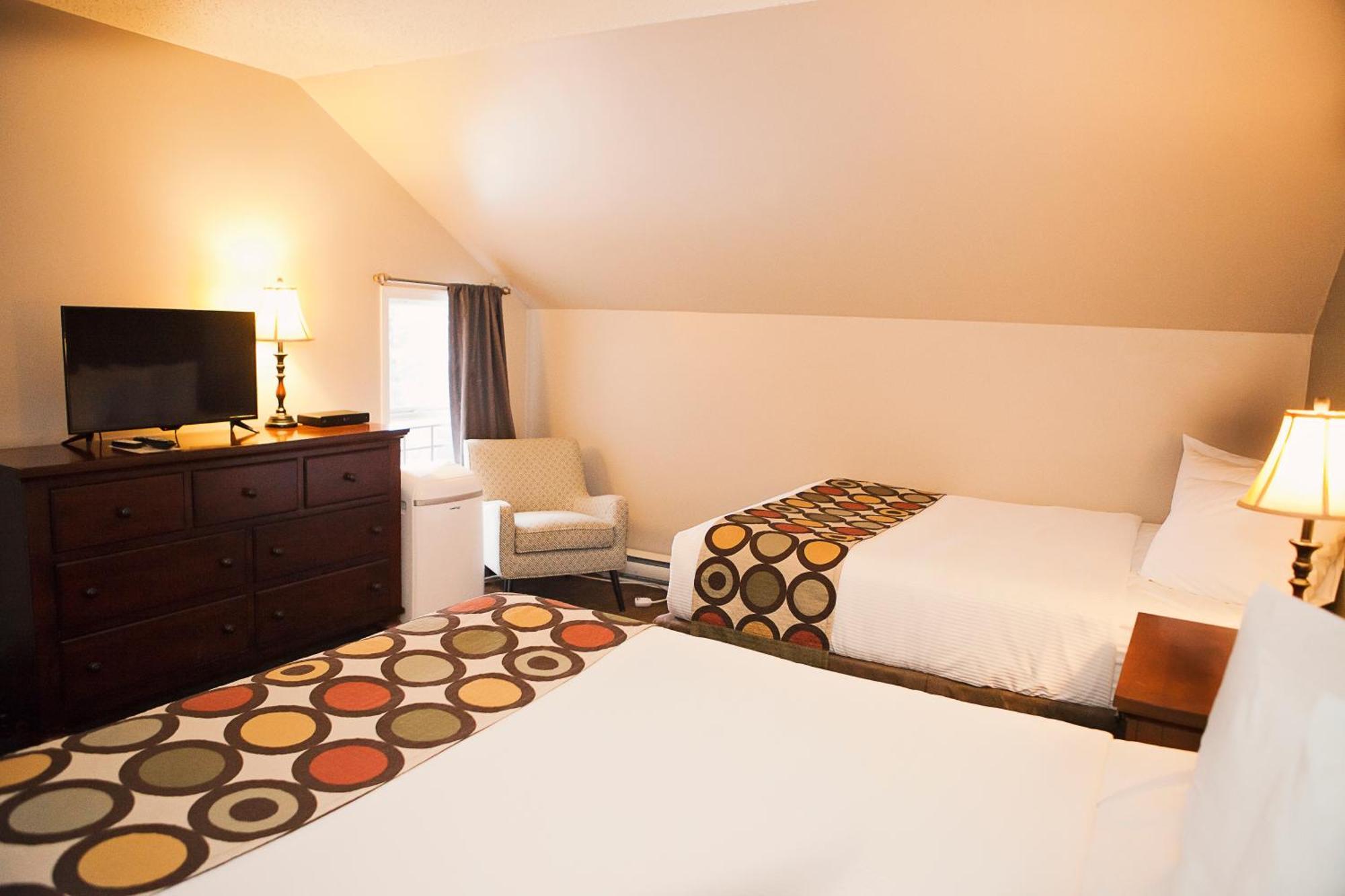 Super 8 By Wyndham Cochrane Hotel Exterior foto