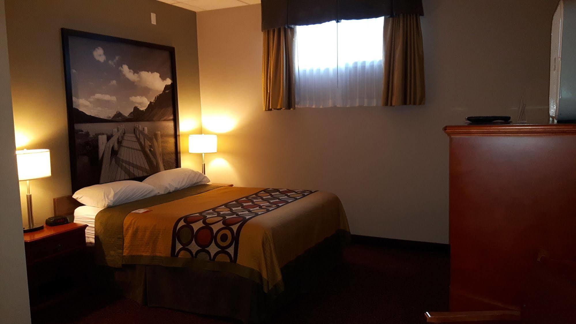 Super 8 By Wyndham Cochrane Hotel Exterior foto